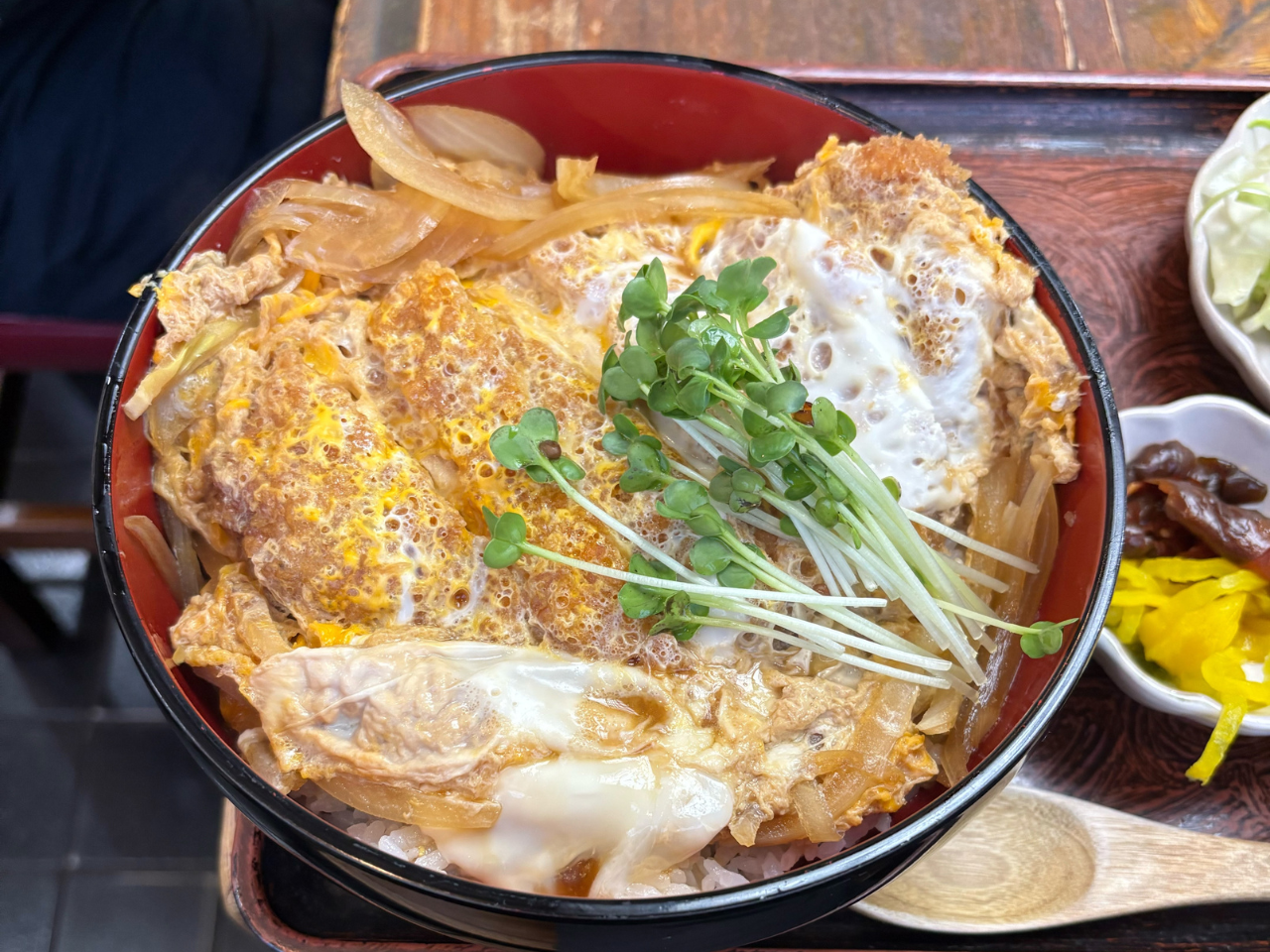山茂登 カツ丼 アップ
